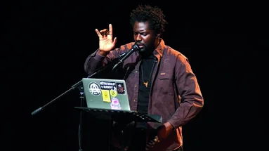 Forbon N’Zakimuena hybride le théâtre