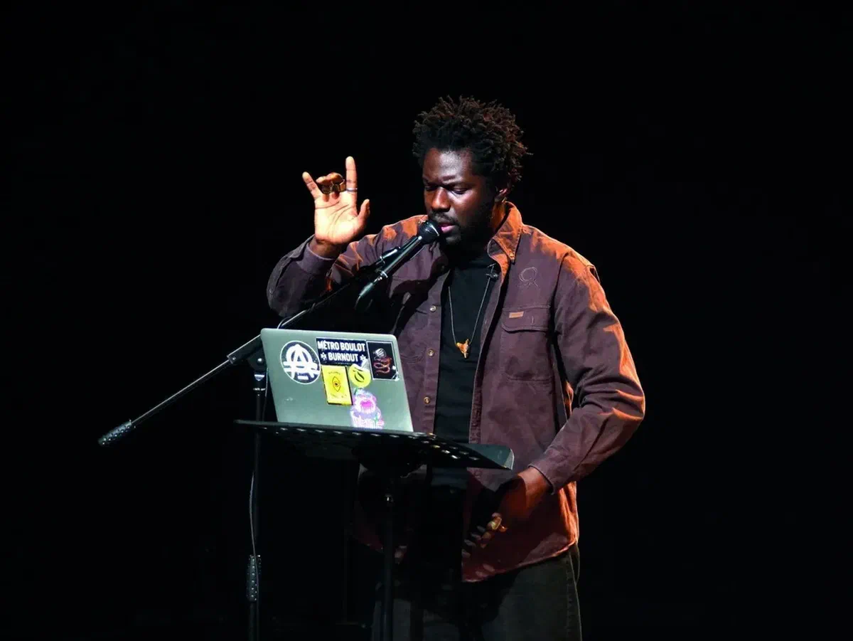 Forbon N’Zakimuena hybride le théâtre