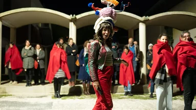 LA TÊTE LOIN DES ÉPAULES